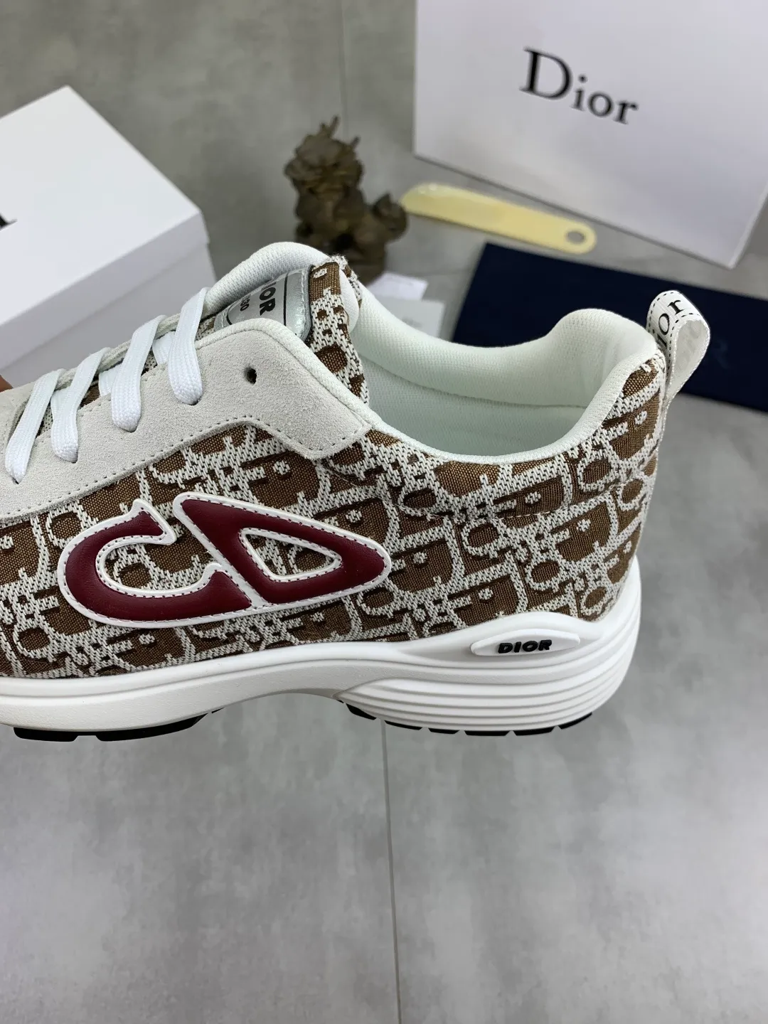 Men's shoes 💰P420 New Dior Chrono 2025 new product B30 series, in white and black fly woven series, decorated with computer-printed CD logo on both sides, star patch on the tongue and Dior logo on the heel, many details highlight the style. The interior is matched with the original color matching mesh, and the interior of the body is supported by low-temperature shaping sheets, and is filled with light feather cotton to keep the interior full and soft against the feet. The exclusive open-molded outsole adopts a one-piece molding process, so there is no need to worry about problems such as the opening and falling of sole decorative accessories. It is light and comfortable to wear, yet strong and wear-resistant. The two-color shoelaces are accessorized with exquisite metal five-pointed star pendants, creating a high-end, trendy and casual look at all times. Color: 5️⃣ colors available, code number: 38-44 (45 customized)